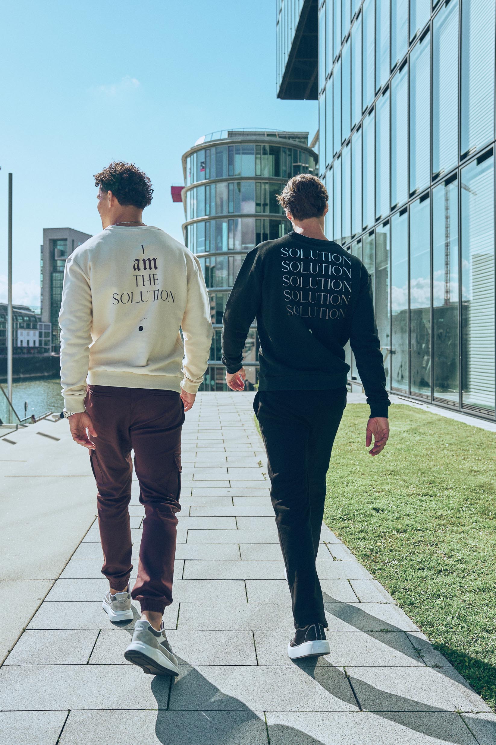 Kreativer Rundhalsausschnitt in Schwarz