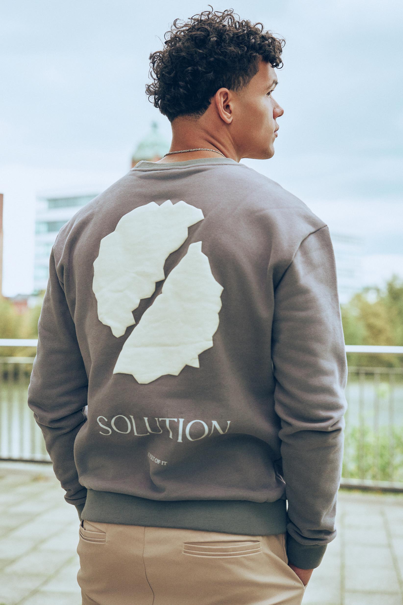 Kreativer Rundhalsausschnitt in Grau