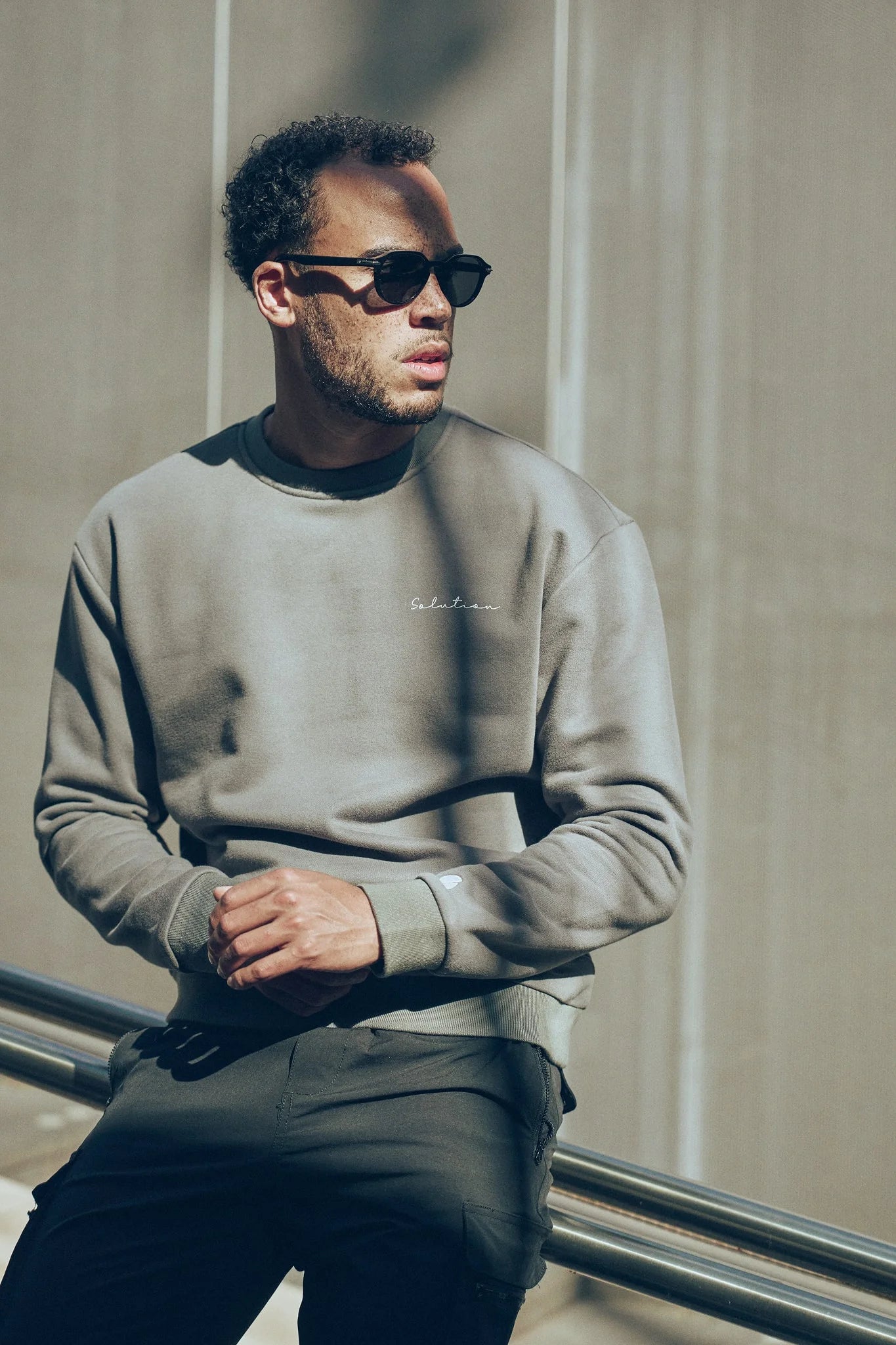 Essential Crewneck Grau